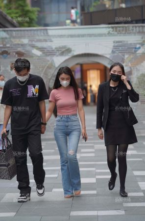 街拍长腿牛仔御姐