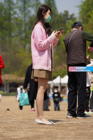 街拍粉色外套女孩