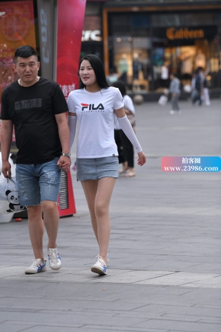 街拍白T恤牛仔短裙美眉