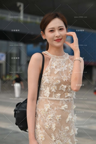 纤细美腿，甜美网红小龙鼠