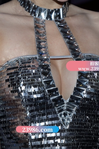 银甲短裙盘发靓模