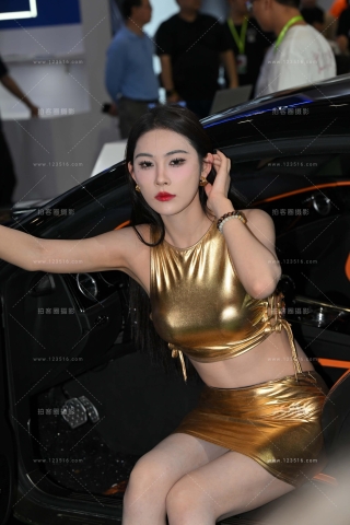 性感的土豪金包臀裙模特