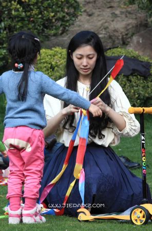 若不是孩子出镜，绝对猜不到这是一位美女辣妈