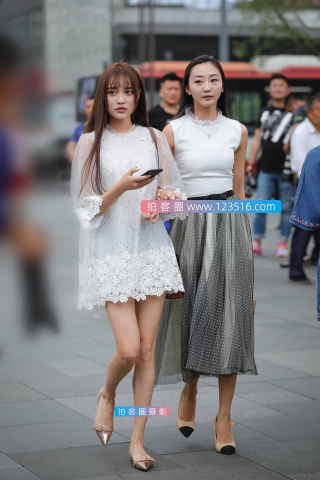 白衣天使-两位小姐姐真会穿