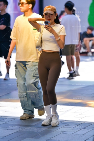 ★白体恤紧身裤美女