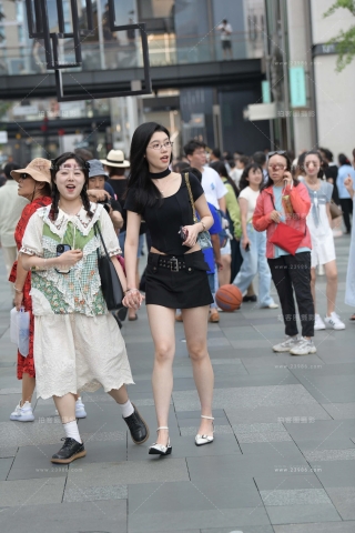 街拍白皙美腿，眼镜妹