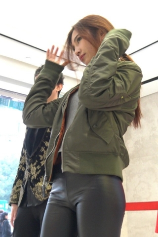 4K 街拍紧身皮裤美丽小姐姐买衣服  [830 MB]（视频版）