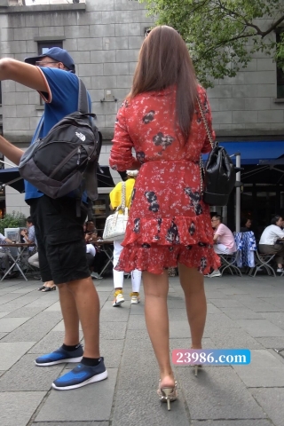 4K - 街拍深红色印花裙美女 [1.17 GB/MP4]（视频版）