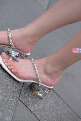 抓拍白皙的美zu小姐姐