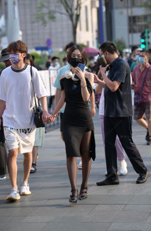 牵手嘿丝黑裙女盆友