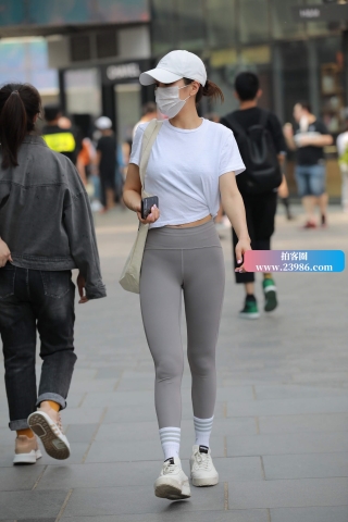 街拍弹力紧身美眉