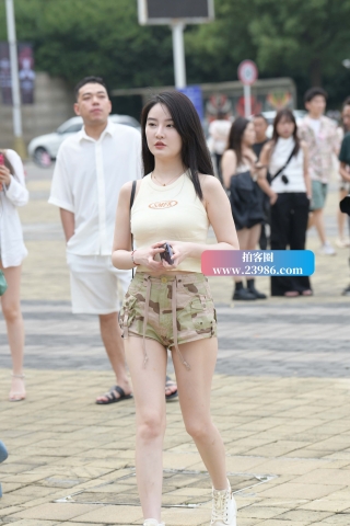 迷彩热裤白皙女孩