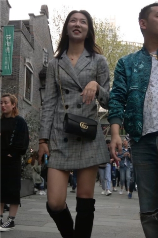 楚楚动人的长靴美腿街拍美女（视频版）