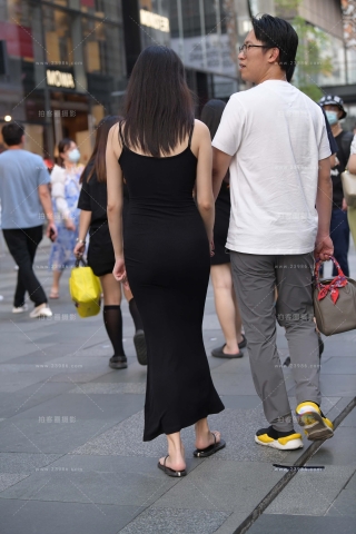 街拍黑色吊带长裙美女