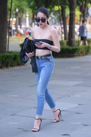 【街拍之魂赛帖】超性感一字抹胸紧身蓝牛高挑艳媚大美女