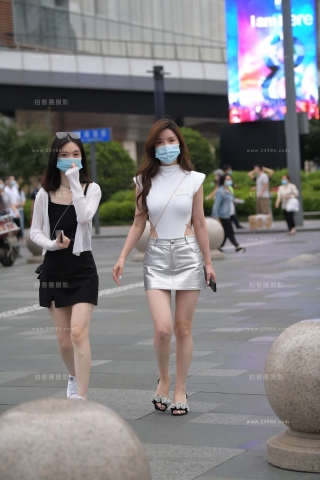 街拍银色裙美腿美女