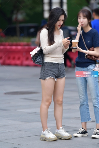 ★长发灰牛仔热裤美女