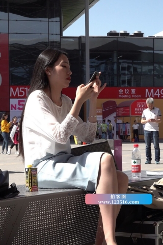 4K - 打电话的小姐姐 [1.37 GB/MP4]（视频版）