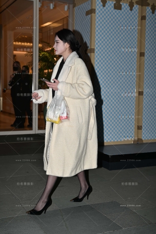 长风衣下的黑色丝高跟