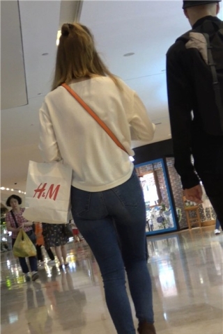 4K - 商场偶遇两位极品紧身牛仔裤街拍美臀美女[893 MB]（视频版）