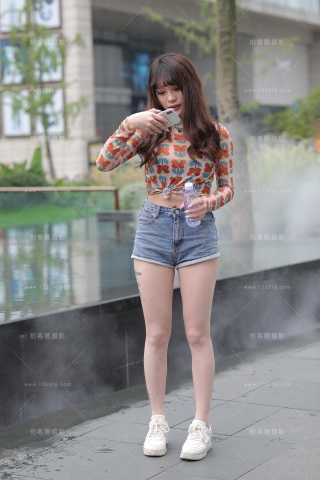 【凯恩赛贴】活泼调皮的热裤美眉