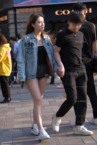 【街拍之魂赛帖】为紧身热裤女友系鞋带的好男人