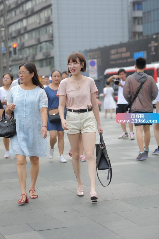 街拍小清新文艺范短发姑娘