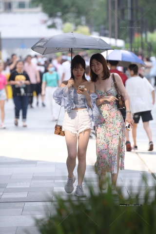 街拍白热裤美眉