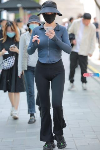 【玻璃街拍】黑色健身裤小姐姐