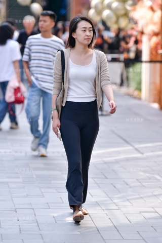 ★紧致深蓝紧身裤美女