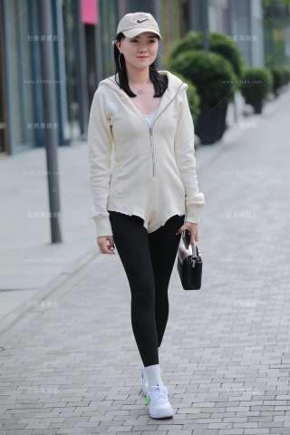 【玻璃街拍】紧身裤连体衣女友