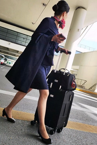 机场偶遇东航棕色丝高跟空姐下班（视频版）