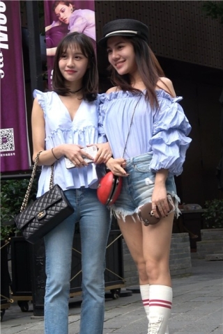 4K 时尚靓丽超短牛仔热裤黑帽女神姐姐 [766 MB]（视频版）