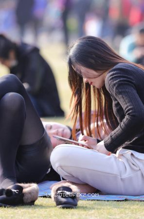 草地上躺着的长发披肩漂亮美女