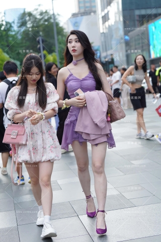街拍紫色裙长腿高跟美女