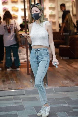 紧身牛仔裤高挑美女