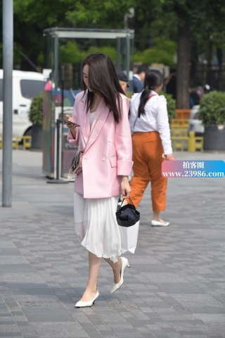 街拍粉色外套高跟美女