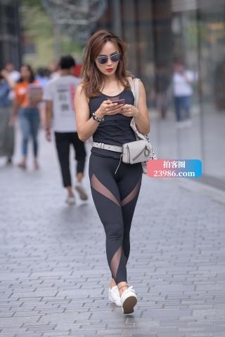 黑色紧身裤黑墨镜