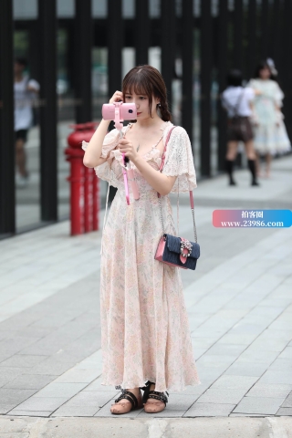 直播的长裙少女