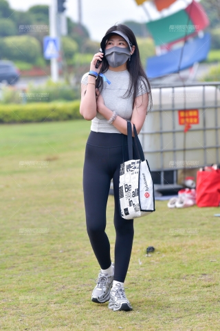 ★黑色紧身裤高挑美女