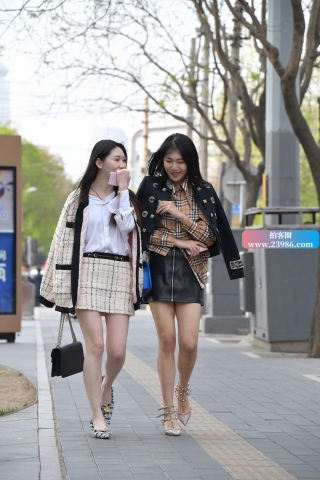 街拍美腿女神姐妹花