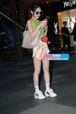 清凉的热裤小妞