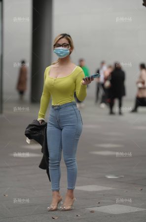 搭讪丰腴紧牛美女