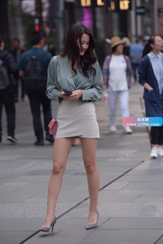 街拍时尚包臀裙高跟靓女