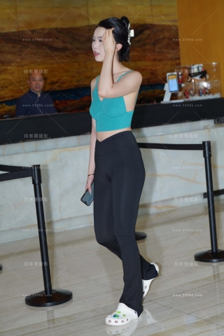 黑色紧身长裤长腿美女