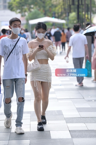 街拍一字肩装超短裙MM