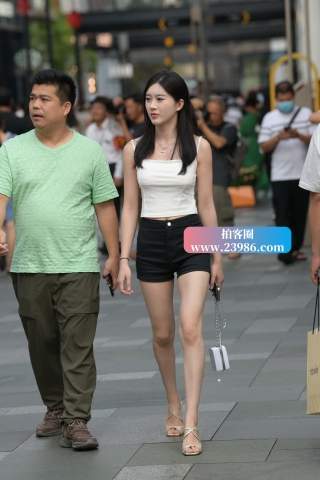 街拍白皙美腿气质美女