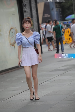 街拍百褶短裙妹子