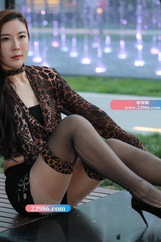 黑丝热裤高跟美女