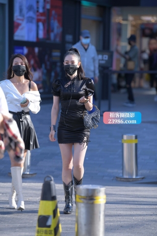 街拍黑色短裙少F